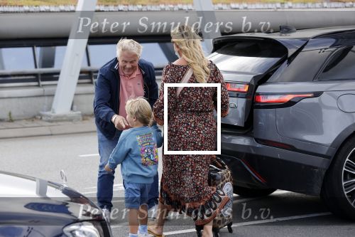 Schiphol 21 mei 2021
Monique Westenberg zoontje Andre Hazes jr en twee vriendinnen arriveren op schiphol na een vakantie op ibiza.
Haar vader komt ze halen .
