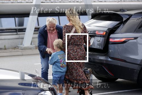 Schiphol 21 mei 2021
Monique Westenberg zoontje Andre Hazes jr en twee vriendinnen arriveren op schiphol na een vakantie op ibiza.
Haar vader komt ze halen .