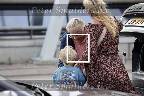 Schiphol 21 mei 2021
Monique Westenberg zoontje Andre Hazes jr en twee vriendinnen arriveren op schiphol na een vakantie op ibiza.
Haar vader komt ze halen .