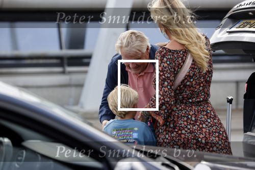 Schiphol 21 mei 2021
Monique Westenberg zoontje Andre Hazes jr en twee vriendinnen arriveren op schiphol na een vakantie op ibiza.
Haar vader komt ze halen .