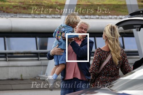 Schiphol 21 mei 2021
Monique Westenberg zoontje Andre Hazes jr en twee vriendinnen arriveren op schiphol na een vakantie op ibiza.
Haar vader komt ze halen .