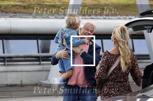 Schiphol 21 mei 2021
Monique Westenberg zoontje Andre Hazes jr en twee vriendinnen arriveren op schiphol na een vakantie op ibiza.
Haar vader komt ze halen .