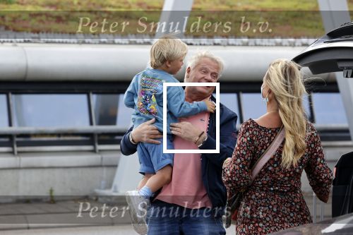 Schiphol 21 mei 2021
Monique Westenberg zoontje Andre Hazes jr en twee vriendinnen arriveren op schiphol na een vakantie op ibiza.
Haar vader komt ze halen .
