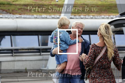 Schiphol 21 mei 2021
Monique Westenberg zoontje Andre Hazes jr en twee vriendinnen arriveren op schiphol na een vakantie op ibiza.
Haar vader komt ze halen .