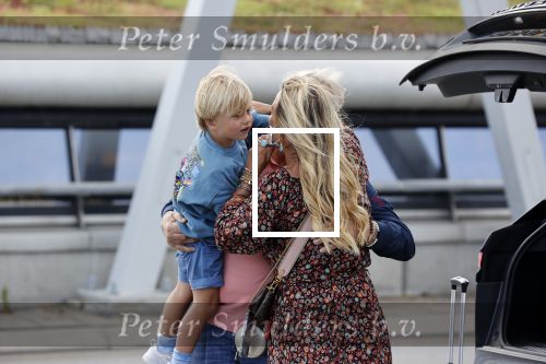 Schiphol 21 mei 2021
Monique Westenberg zoontje Andre Hazes jr en twee vriendinnen arriveren op schiphol na een vakantie op ibiza.
Haar vader komt ze halen .