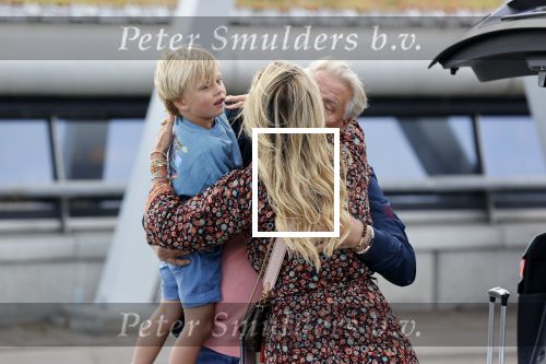 Schiphol 21 mei 2021
Monique Westenberg zoontje Andre Hazes jr en twee vriendinnen arriveren op schiphol na een vakantie op ibiza.
Haar vader komt ze halen .