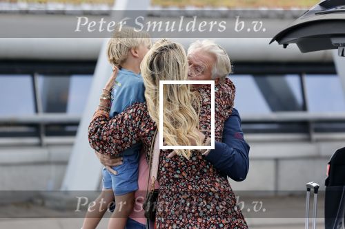 Schiphol 21 mei 2021
Monique Westenberg zoontje Andre Hazes jr en twee vriendinnen arriveren op schiphol na een vakantie op ibiza.
Haar vader komt ze halen .