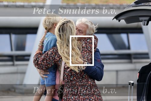 Schiphol 21 mei 2021
Monique Westenberg zoontje Andre Hazes jr en twee vriendinnen arriveren op schiphol na een vakantie op ibiza.
Haar vader komt ze halen .