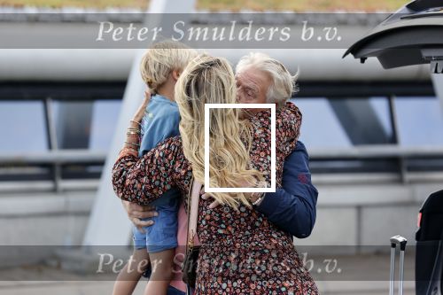 Schiphol 21 mei 2021
Monique Westenberg zoontje Andre Hazes jr en twee vriendinnen arriveren op schiphol na een vakantie op ibiza.
Haar vader komt ze halen .