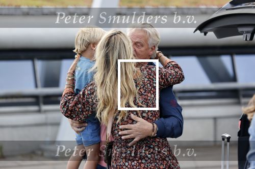 Schiphol 21 mei 2021
Monique Westenberg zoontje Andre Hazes jr en twee vriendinnen arriveren op schiphol na een vakantie op ibiza.
Haar vader komt ze halen .