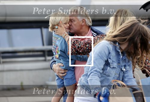 Schiphol 21 mei 2021
Monique Westenberg zoontje Andre Hazes jr en twee vriendinnen arriveren op schiphol na een vakantie op ibiza.
Haar vader komt ze halen .