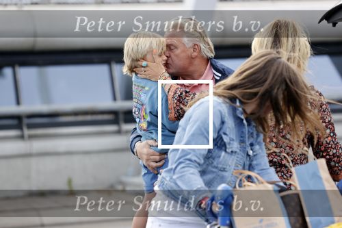 Schiphol 21 mei 2021
Monique Westenberg zoontje Andre Hazes jr en twee vriendinnen arriveren op schiphol na een vakantie op ibiza.
Haar vader komt ze halen .