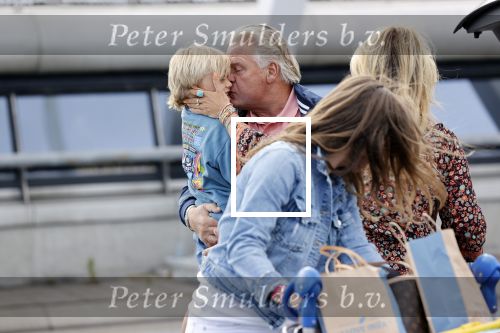 Schiphol 21 mei 2021
Monique Westenberg zoontje Andre Hazes jr en twee vriendinnen arriveren op schiphol na een vakantie op ibiza.
Haar vader komt ze halen .