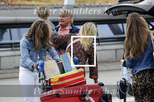 Schiphol 21 mei 2021
Monique Westenberg zoontje Andre Hazes jr en twee vriendinnen arriveren op schiphol na een vakantie op ibiza.
Haar vader komt ze halen .