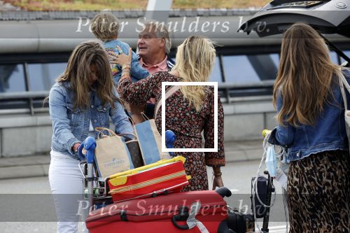 Schiphol 21 mei 2021
Monique Westenberg zoontje Andre Hazes jr en twee vriendinnen arriveren op schiphol na een vakantie op ibiza.
Haar vader komt ze halen .