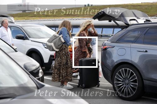 Schiphol 21 mei 2021
Monique Westenberg zoontje Andre Hazes jr en twee vriendinnen arriveren op schiphol na een vakantie op ibiza.
Haar vader komt ze halen .