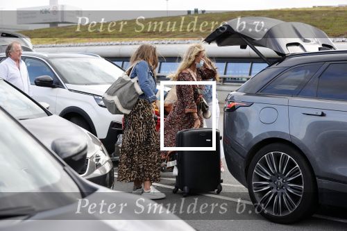 Schiphol 21 mei 2021
Monique Westenberg zoontje Andre Hazes jr en twee vriendinnen arriveren op schiphol na een vakantie op ibiza.
Haar vader komt ze halen .