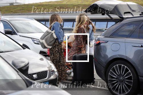Schiphol 21 mei 2021
Monique Westenberg zoontje Andre Hazes jr en twee vriendinnen arriveren op schiphol na een vakantie op ibiza.
Haar vader komt ze halen .