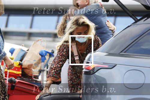 Schiphol 21 mei 2021
Monique Westenberg zoontje Andre Hazes jr en twee vriendinnen arriveren op schiphol na een vakantie op ibiza.
Haar vader komt ze halen .