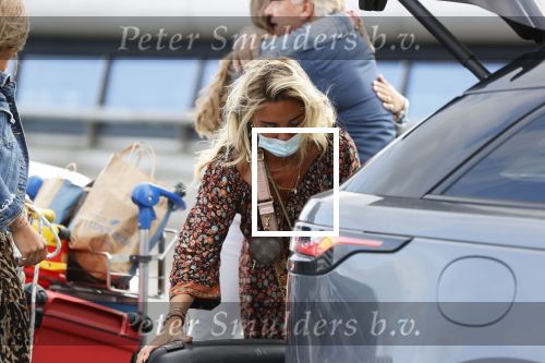 Schiphol 21 mei 2021
Monique Westenberg zoontje Andre Hazes jr en twee vriendinnen arriveren op schiphol na een vakantie op ibiza.
Haar vader komt ze halen .