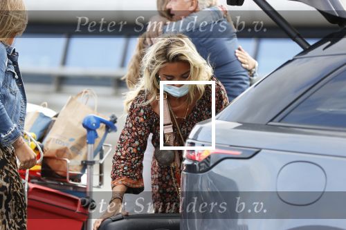 Schiphol 21 mei 2021
Monique Westenberg zoontje Andre Hazes jr en twee vriendinnen arriveren op schiphol na een vakantie op ibiza.
Haar vader komt ze halen .