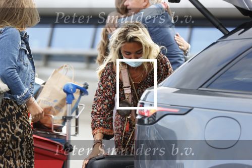Schiphol 21 mei 2021
Monique Westenberg zoontje Andre Hazes jr en twee vriendinnen arriveren op schiphol na een vakantie op ibiza.
Haar vader komt ze halen .