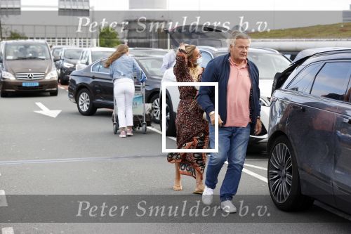 Schiphol 21 mei 2021
Monique Westenberg zoontje Andre Hazes jr en twee vriendinnen arriveren op schiphol na een vakantie op ibiza.
Haar vader komt ze halen .