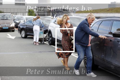 Schiphol 21 mei 2021
Monique Westenberg zoontje Andre Hazes jr en twee vriendinnen arriveren op schiphol na een vakantie op ibiza.
Haar vader komt ze halen .