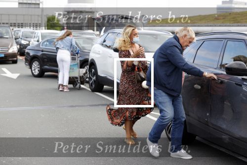 Schiphol 21 mei 2021
Monique Westenberg zoontje Andre Hazes jr en twee vriendinnen arriveren op schiphol na een vakantie op ibiza.
Haar vader komt ze halen .