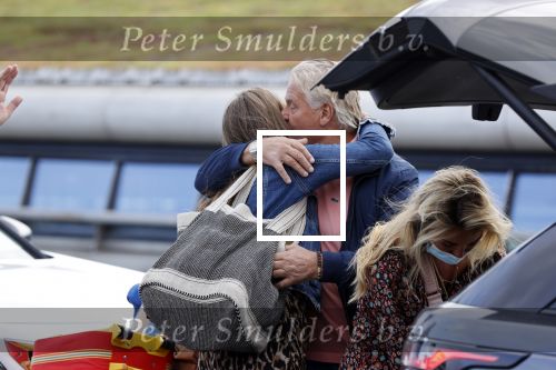 Schiphol 21 mei 2021
Monique Westenberg zoontje Andre Hazes jr en twee vriendinnen arriveren op schiphol na een vakantie op ibiza.
Haar vader komt ze halen .