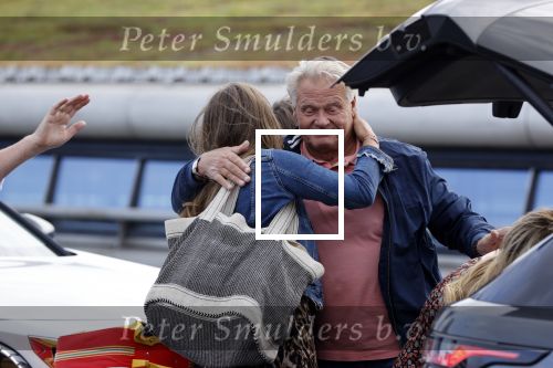 Schiphol 21 mei 2021
Monique Westenberg zoontje Andre Hazes jr en twee vriendinnen arriveren op schiphol na een vakantie op ibiza.
Haar vader komt ze halen .