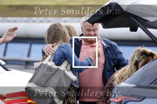 Schiphol 21 mei 2021
Monique Westenberg zoontje Andre Hazes jr en twee vriendinnen arriveren op schiphol na een vakantie op ibiza.
Haar vader komt ze halen .