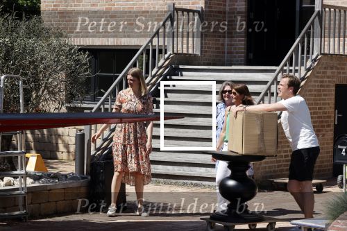 Noordwijk 31 mei en 1 juni 2021
Het nieuwe huis van Martien en Erica Meiland. Ze verhuizen vanuit Hengelo naar Noordwijk.
Aanwezig Martien Meiland Erica Meiland Maxime Meiland met dochter Claire en partner Leroy Molkenboer Montana Meiland met vrien Dirk Hoogstraten. Ook broer Jaap meiland en zijn vrouw Evelien helpen mee.
