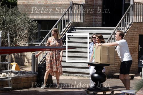Noordwijk 31 mei en 1 juni 2021
Het nieuwe huis van Martien en Erica Meiland. Ze verhuizen vanuit Hengelo naar Noordwijk.
Aanwezig Martien Meiland Erica Meiland Maxime Meiland met dochter Claire en partner Leroy Molkenboer Montana Meiland met vrien Dirk Hoogstraten. Ook broer Jaap meiland en zijn vrouw Evelien helpen mee.