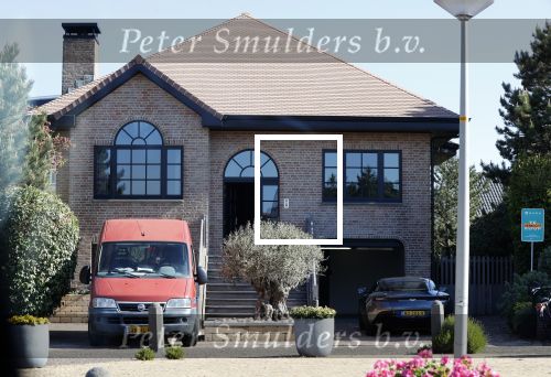 Noordwijk 1 juni 2021
Kensington gitarist Niles Vandenberg en zijn vriendin bij hun huis dat verkocht is aan Martien Meiland. Hier liepen ze nog 1 keer door hun oude huis .