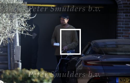 Noordwijk 1 juni 2021
Kensington gitarist Niles Vandenberg en zijn vriendin bij hun huis dat verkocht is aan Martien Meiland. Hier liepen ze nog 1 keer door hun oude huis .