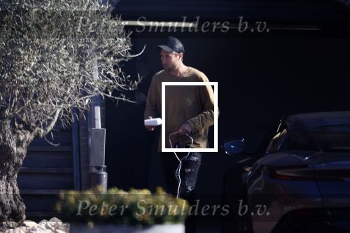 Noordwijk 1 juni 2021
Kensington gitarist Niles Vandenberg en zijn vriendin bij hun huis dat verkocht is aan Martien Meiland. Hier liepen ze nog 1 keer door hun oude huis .