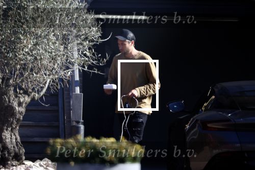 Noordwijk 1 juni 2021
Kensington gitarist Niles Vandenberg en zijn vriendin bij hun huis dat verkocht is aan Martien Meiland. Hier liepen ze nog 1 keer door hun oude huis .