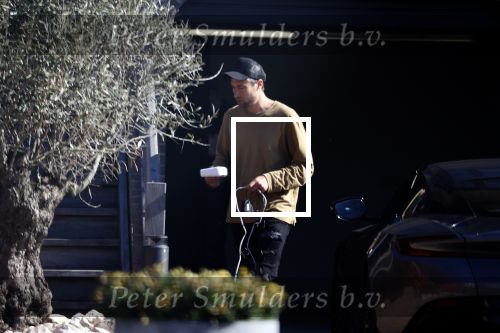 Noordwijk 1 juni 2021
Kensington gitarist Niles Vandenberg en zijn vriendin bij hun huis dat verkocht is aan Martien Meiland. Hier liepen ze nog 1 keer door hun oude huis .