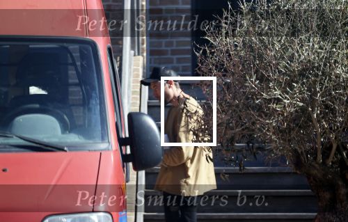 Noordwijk 1 juni 2021
Kensington gitarist Niles Vandenberg en zijn vriendin bij hun huis dat verkocht is aan Martien Meiland. Hier liepen ze nog 1 keer door hun oude huis .