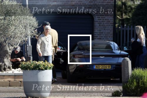 Noordwijk 1 juni 2021
Kensington gitarist Niles Vandenberg en zijn vriendin bij hun huis dat verkocht is aan Martien Meiland. Hier liepen ze nog 1 keer door hun oude huis .