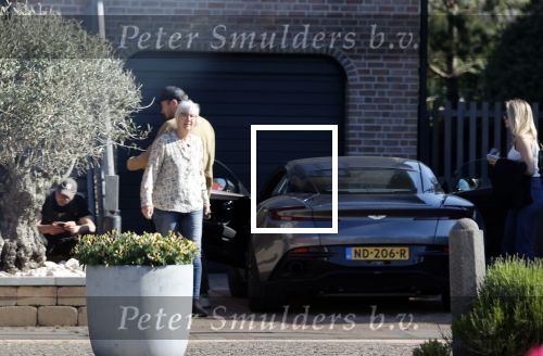 Noordwijk 1 juni 2021
Kensington gitarist Niles Vandenberg en zijn vriendin bij hun huis dat verkocht is aan Martien Meiland. Hier liepen ze nog 1 keer door hun oude huis .