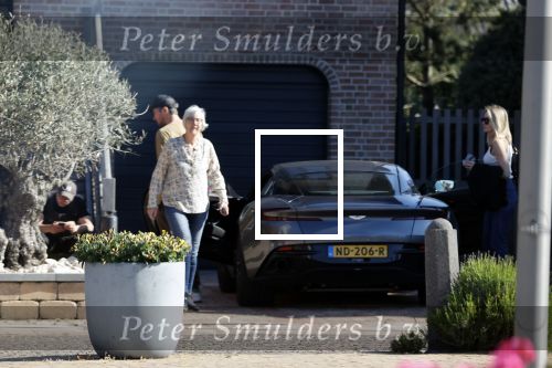 Noordwijk 1 juni 2021
Kensington gitarist Niles Vandenberg en zijn vriendin bij hun huis dat verkocht is aan Martien Meiland. Hier liepen ze nog 1 keer door hun oude huis .