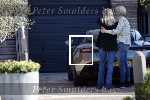 Noordwijk 1 juni 2021
Kensington gitarist Niles Vandenberg en zijn vriendin bij hun huis dat verkocht is aan Martien Meiland. Hier liepen ze nog 1 keer door hun oude huis .