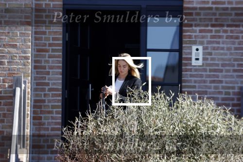 Noordwijk 1 juni 2021
Kensington gitarist Niles Vandenberg en zijn vriendin bij hun huis dat verkocht is aan Martien Meiland. Hier liepen ze nog 1 keer door hun oude huis .
