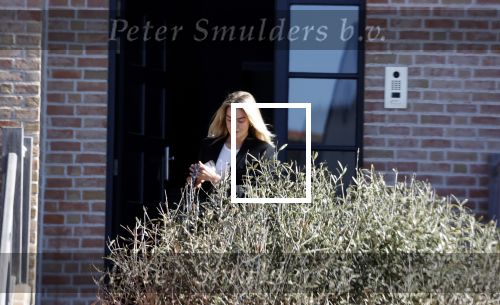 Noordwijk 1 juni 2021
Kensington gitarist Niles Vandenberg en zijn vriendin bij hun huis dat verkocht is aan Martien Meiland. Hier liepen ze nog 1 keer door hun oude huis .