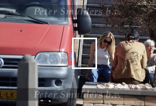 Noordwijk 1 juni 2021
Kensington gitarist Niles Vandenberg en zijn vriendin bij hun huis dat verkocht is aan Martien Meiland. Hier liepen ze nog 1 keer door hun oude huis .