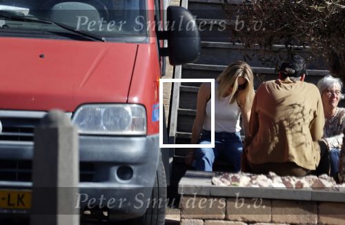 Noordwijk 1 juni 2021
Kensington gitarist Niles Vandenberg en zijn vriendin bij hun huis dat verkocht is aan Martien Meiland. Hier liepen ze nog 1 keer door hun oude huis .