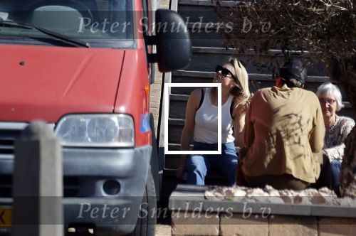 Noordwijk 1 juni 2021
Kensington gitarist Niles Vandenberg en zijn vriendin bij hun huis dat verkocht is aan Martien Meiland. Hier liepen ze nog 1 keer door hun oude huis .