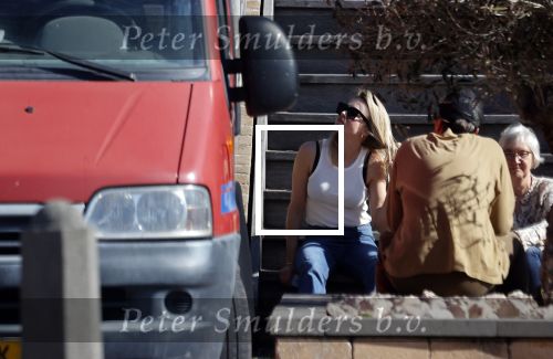 Noordwijk 1 juni 2021
Kensington gitarist Niles Vandenberg en zijn vriendin bij hun huis dat verkocht is aan Martien Meiland. Hier liepen ze nog 1 keer door hun oude huis .